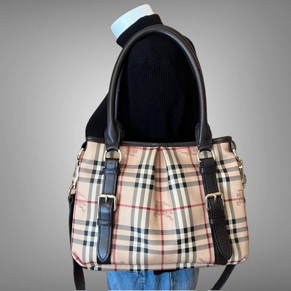 A41- 💯 % authentic Burberry shoulder bag